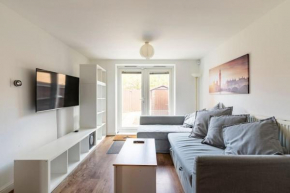 Modern & Stylish 2 Bedroom Apartment! - Ground Floor - FREE Parking for 2 Cars - Netflix - Disney Plus - Sky Sports - Gigabit Internet - Newly decorated - Sleeps up to 5! - Close to Bournemouth Train 